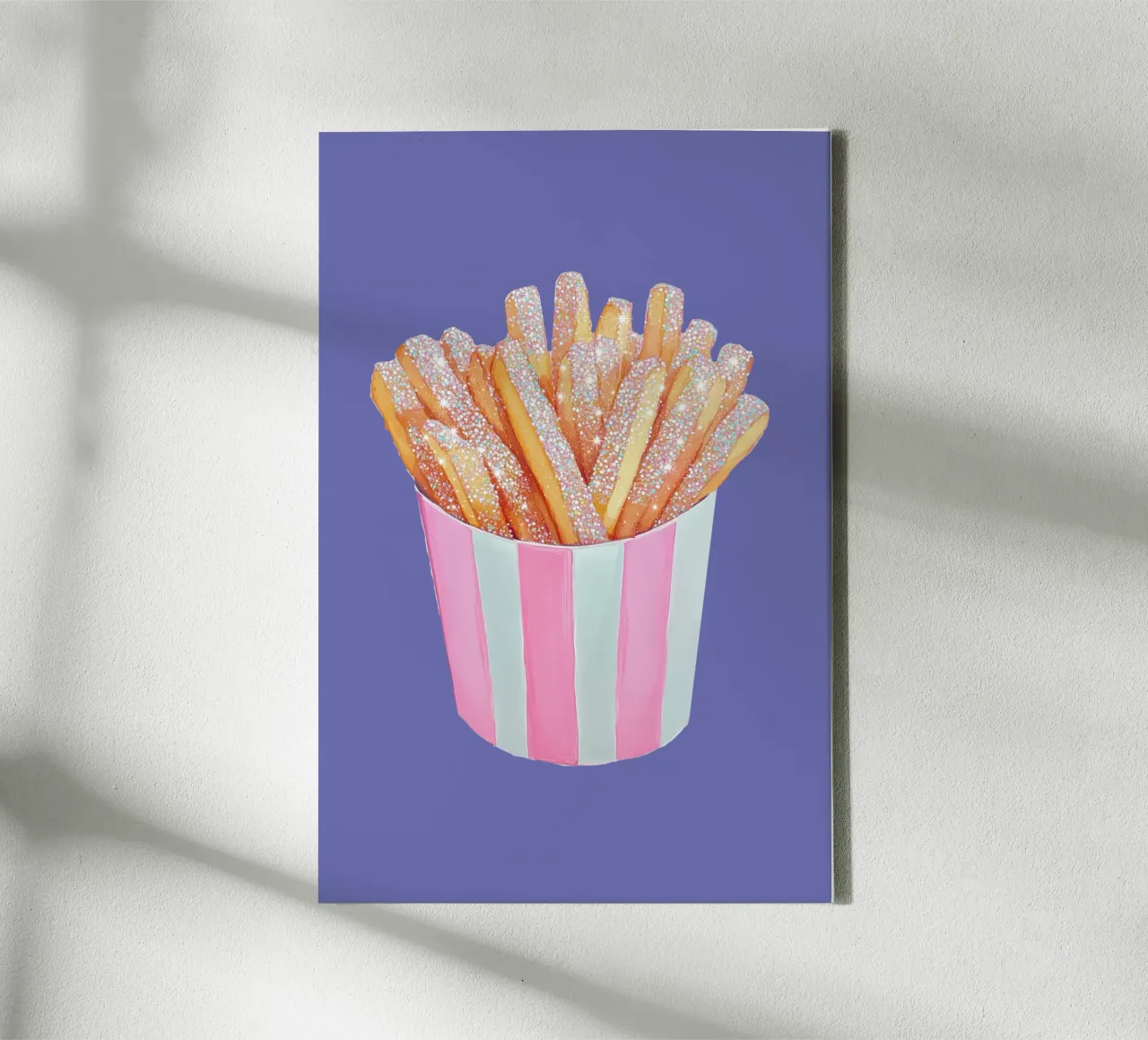 Patatine fritte scintillanti in tazza a righe rosa tela con Cornice a cassetta da Melloi Art Print