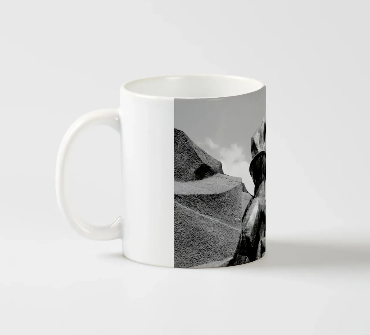 Buzludzha Burning Flame tazza in ceramica da Marc Schulthess