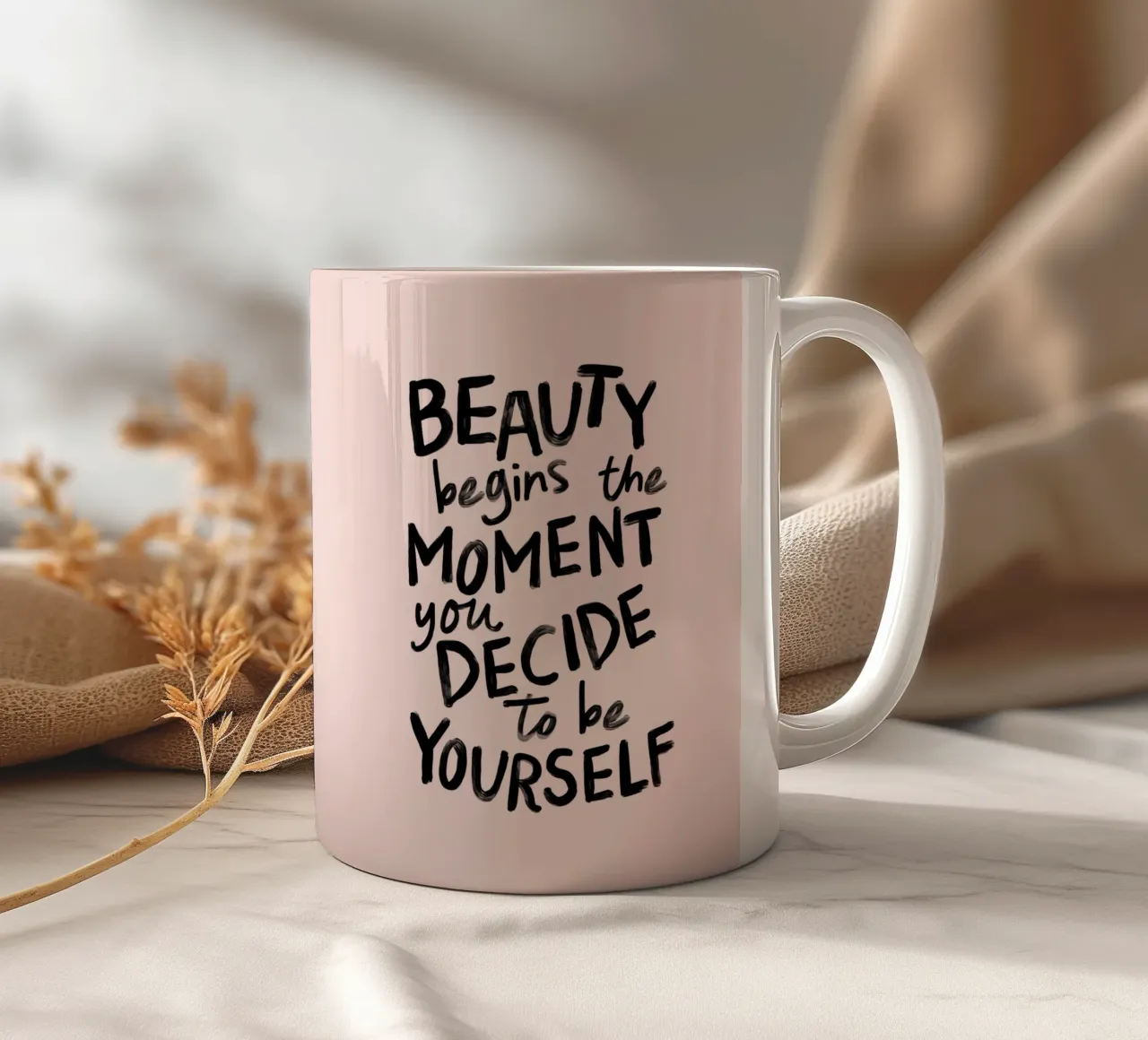 La bellezza inizia nel momento in cui si decide di essere se stessi tazza in ceramica da THE MOTIVATED TYPE
