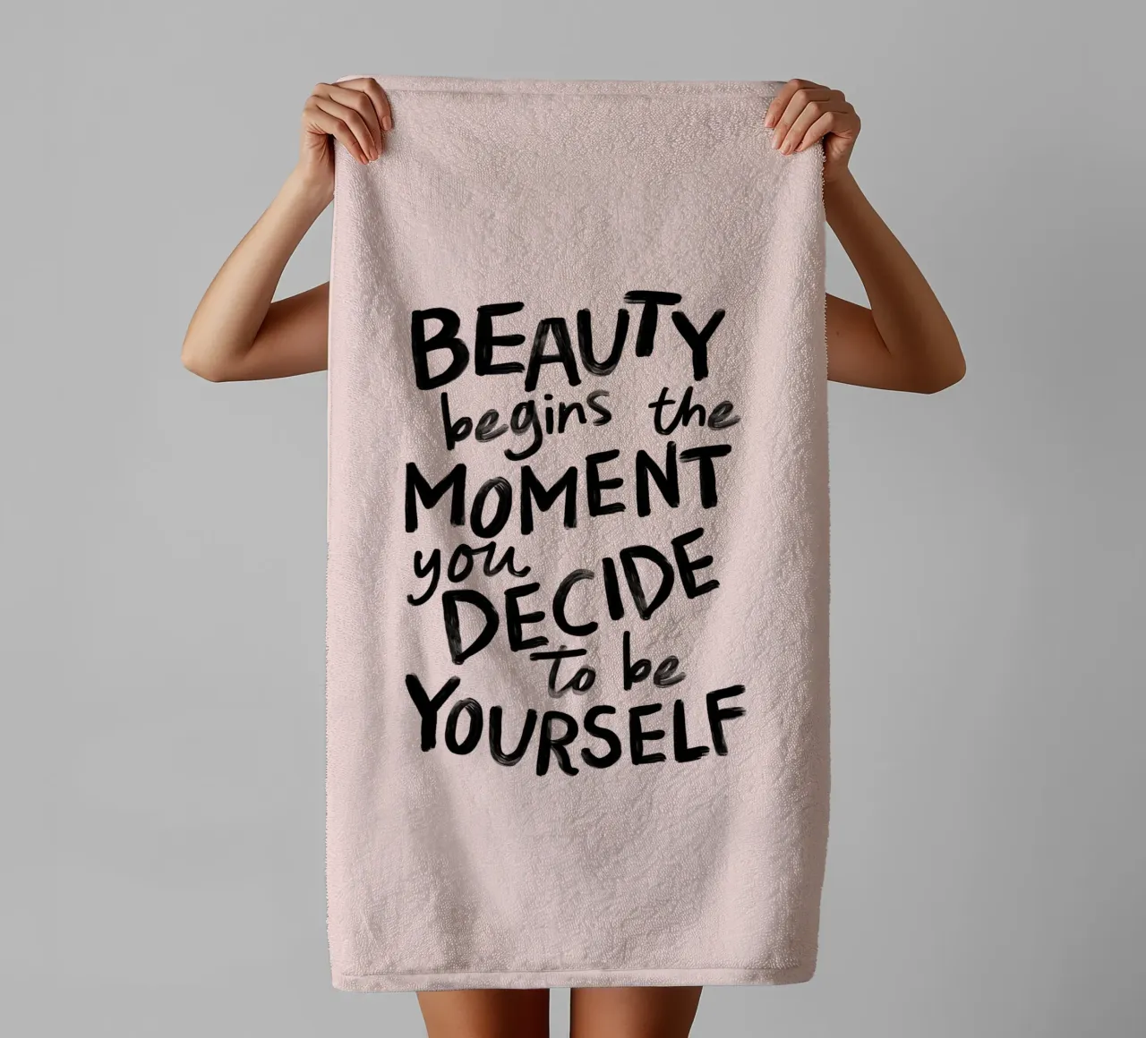 La bellezza inizia nel momento in cui si decide di essere se stessi asciugamano da bagno da THE MOTIVATED TYPE