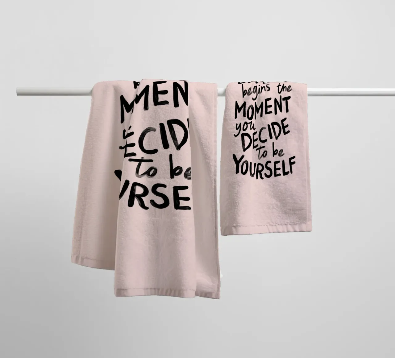 La bellezza inizia nel momento in cui si decide di essere se stessi asciugamano da bagno da THE MOTIVATED TYPE