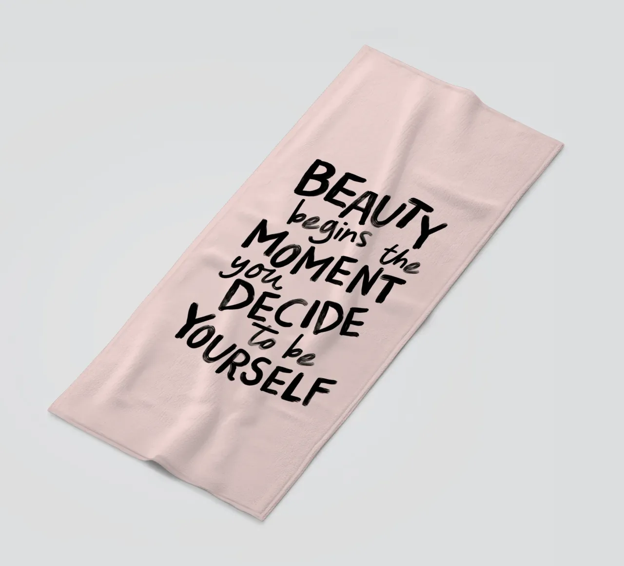La bellezza inizia nel momento in cui si decide di essere se stessi telo mare da THE MOTIVATED TYPE