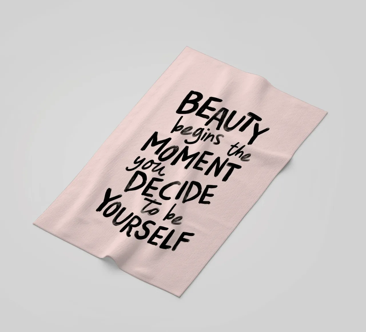 La bellezza inizia nel momento in cui si decide di essere se stessi telo mare da THE MOTIVATED TYPE