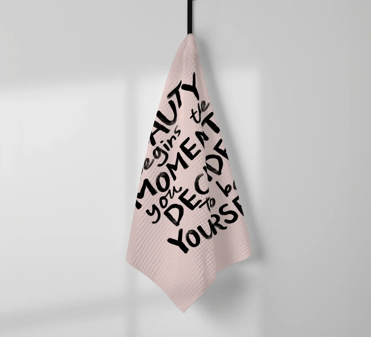 Schönheit beginnt in dem Moment, in dem du dich entscheidest, du selbst zu sein Geschirrtuch von THE MOTIVATED TYPE