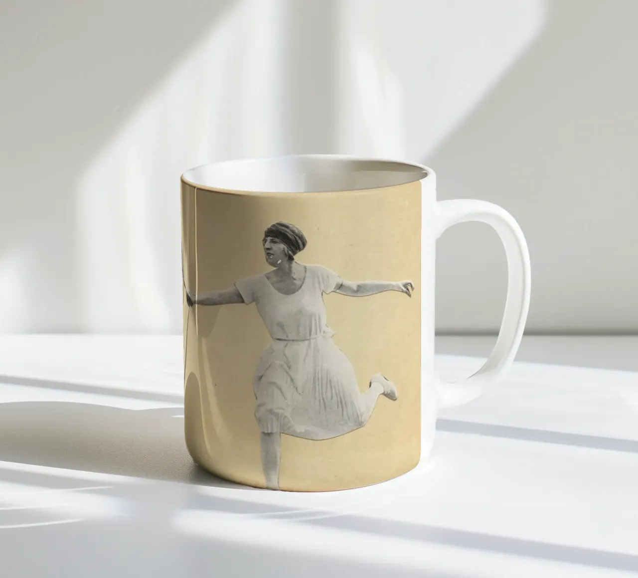 Un po' di tennis tazza in ceramica da Cassia Beck Collage