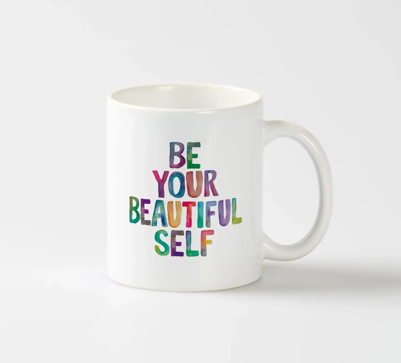 Be Your Beautiful Self - Design tipografico arcobaleno per bambini tazza in ceramica da THE MOTIVATED TYPE