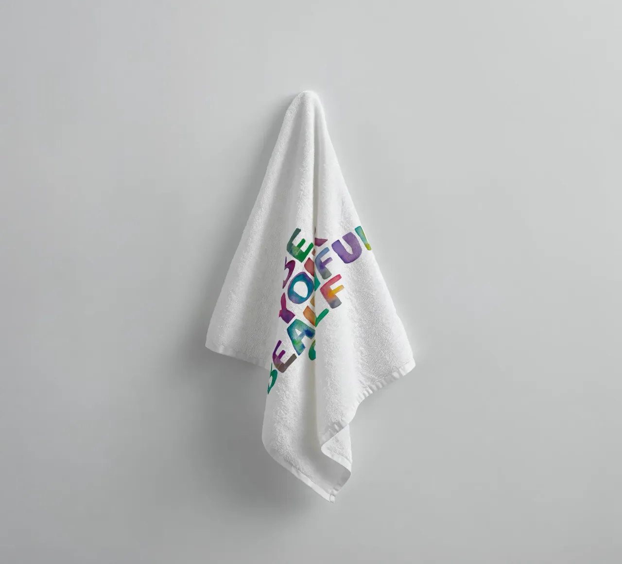Be Your Beautiful Self - Design tipografico arcobaleno per bambini asciugamano da bagno da THE MOTIVATED TYPE