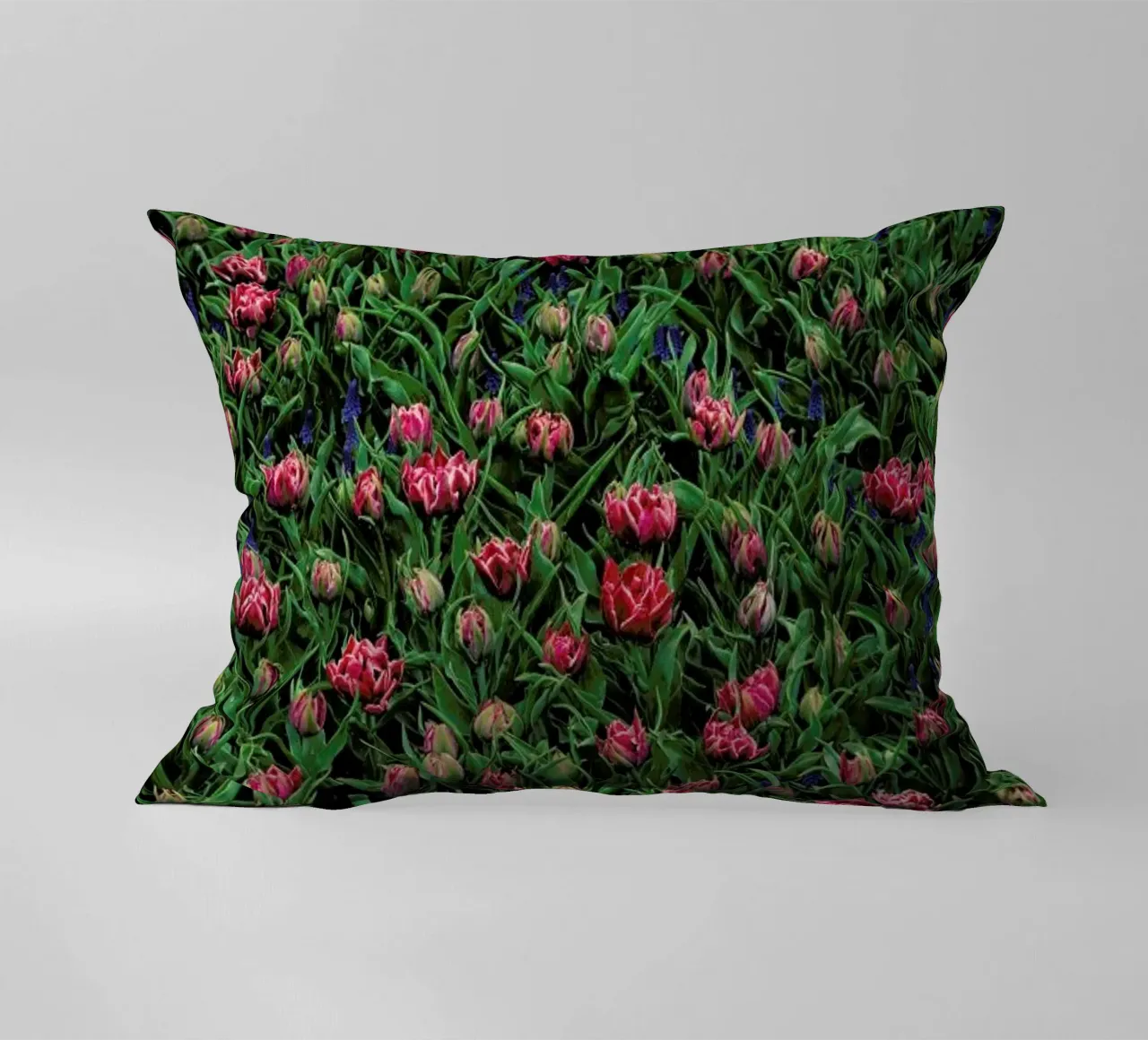 Tulip Field Pink cuscino da Curious Collections by Marielle Leenders