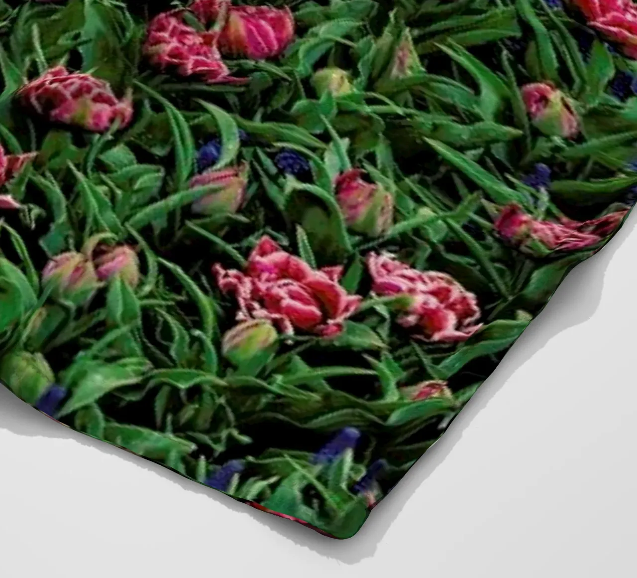 Tulip Field Pink coperta in pile da Curious Collections by Marielle Leenders