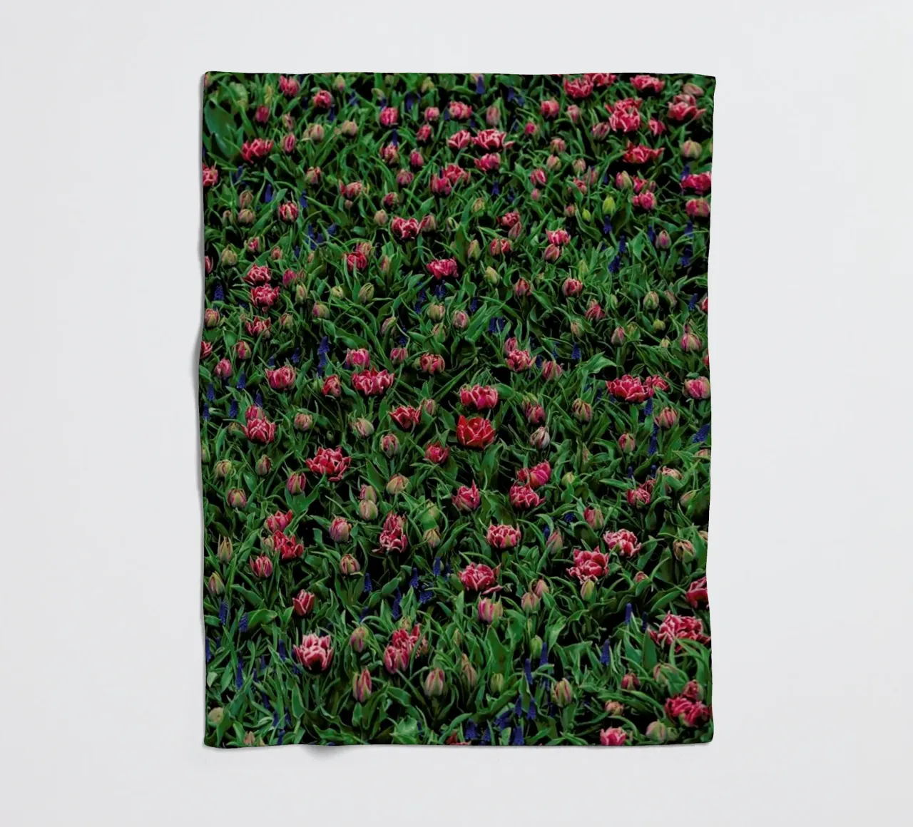 Tulip Field Pink coperta in pile da Curious Collections by Marielle Leenders