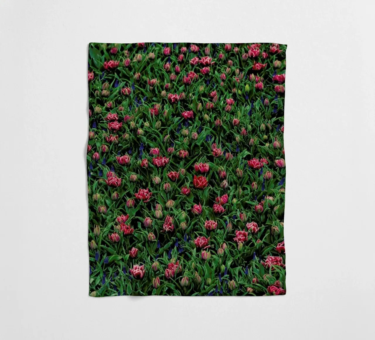 Tulip Field Pink coperta in pile da Curious Collections by Marielle Leenders