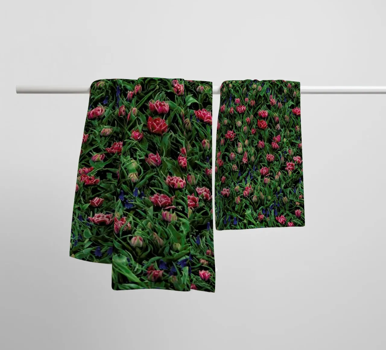 Tulip Field Pink badhanddoek van Curious Collections by Marielle Leenders