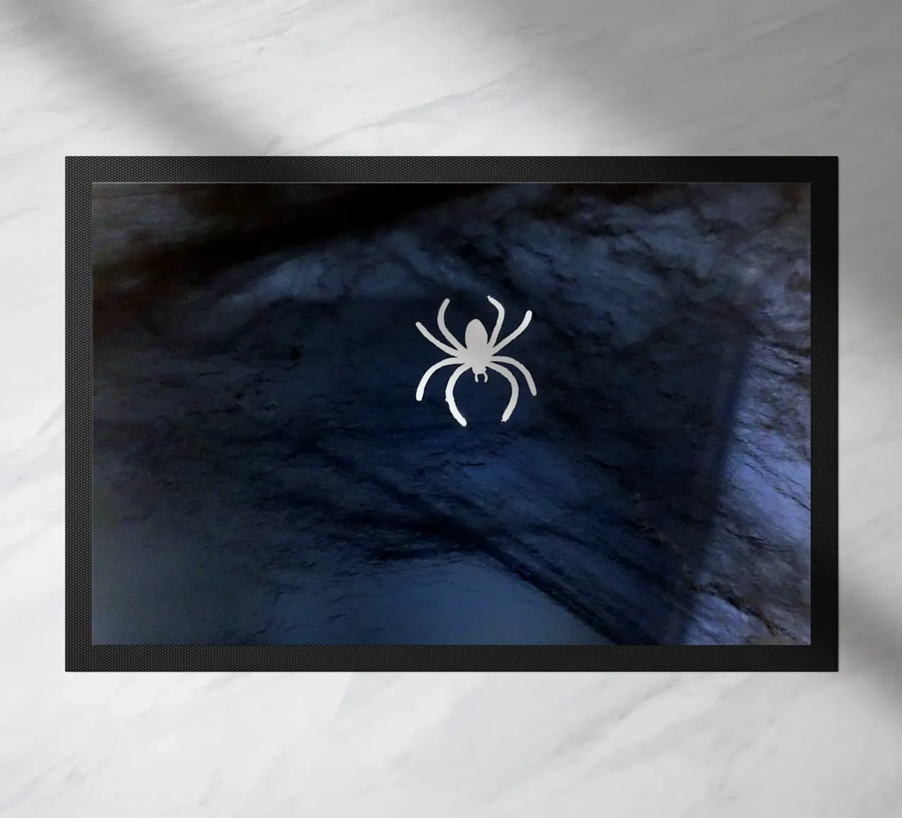 De witte spin deurmat van Massimo Frascogna