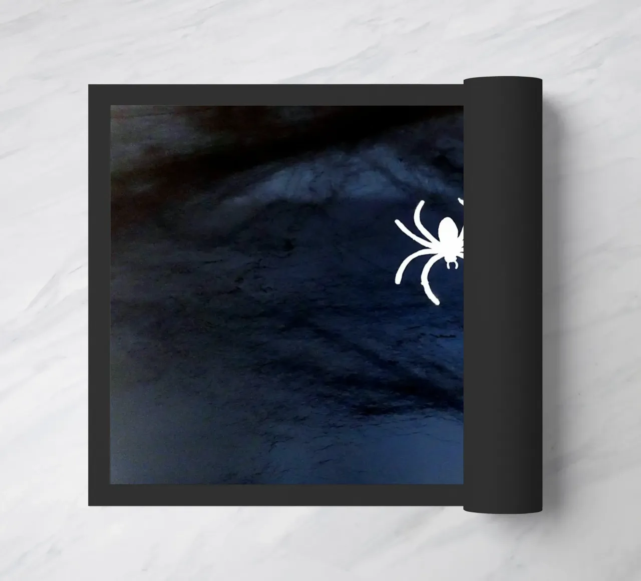 De witte spin deurmat van Massimo Frascogna