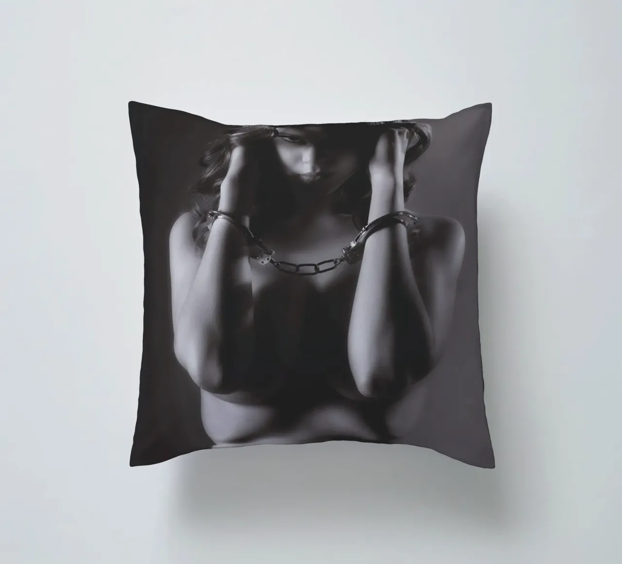 Livvy Cuffed Mono cuscino da Dave Hare Photography