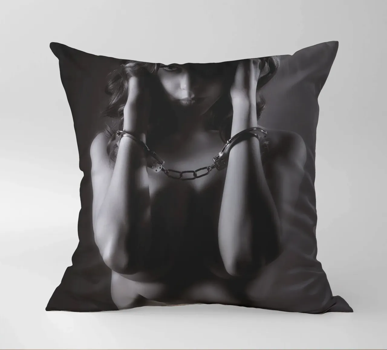 Livvy Cuffed Mono cuscino da Dave Hare Photography