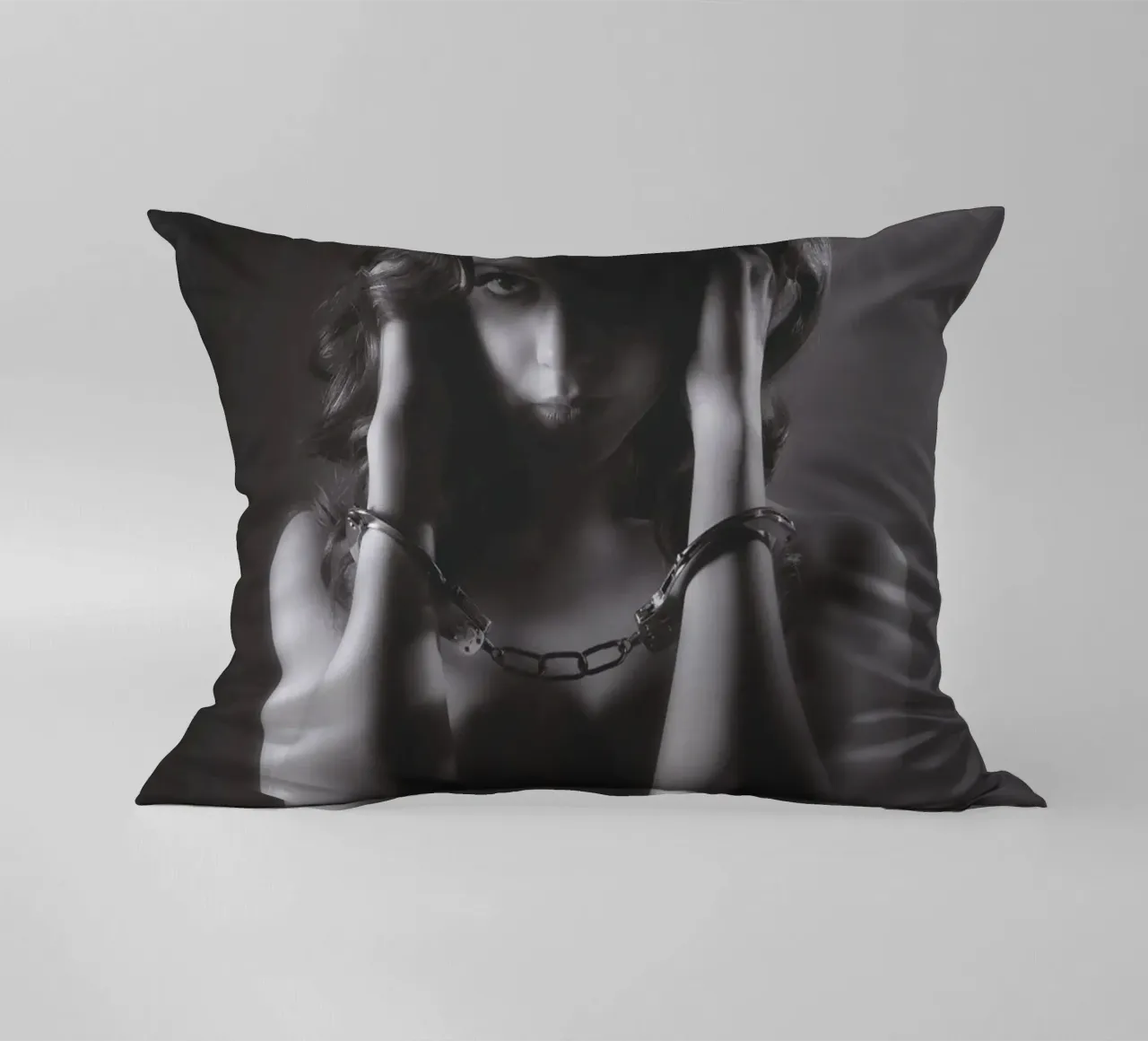 Livvy Cuffed Mono cuscino da Dave Hare Photography