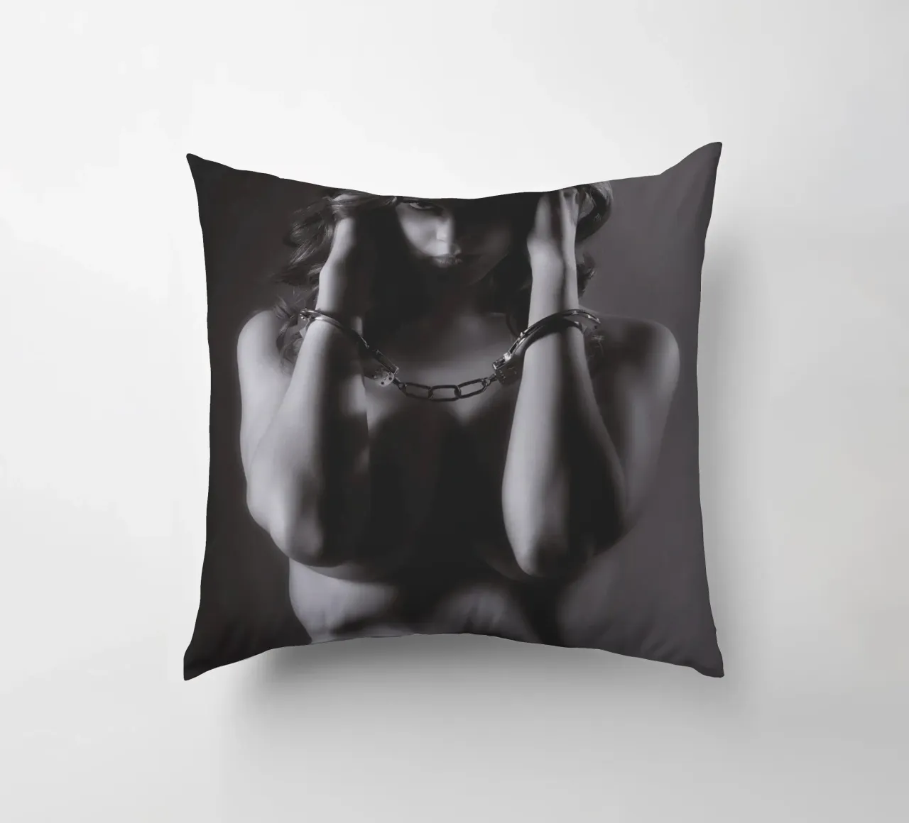 Livvy Cuffed Mono cuscino da Dave Hare Photography