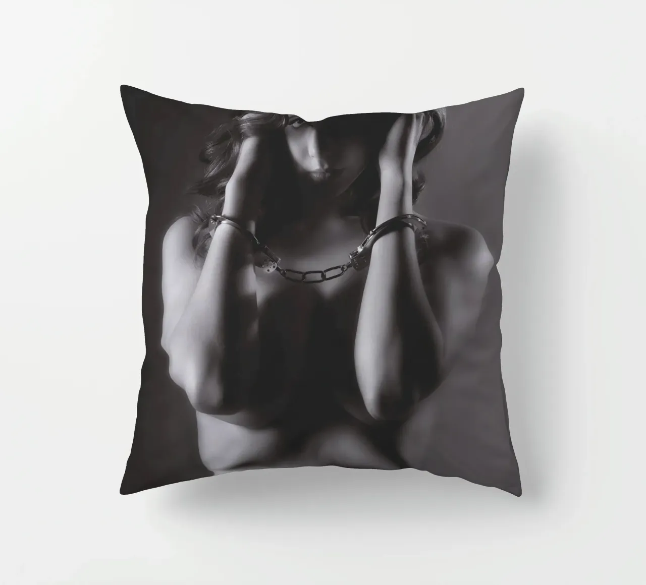 Livvy Cuffed Mono cuscino da Dave Hare Photography