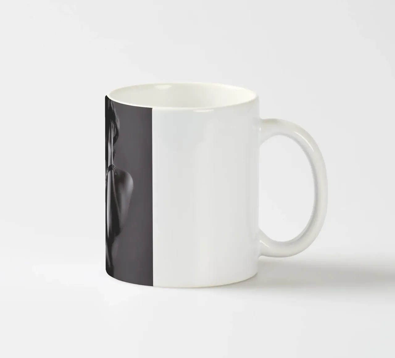 Livvy Cuffed Mono tazza in ceramica da Dave Hare Photography