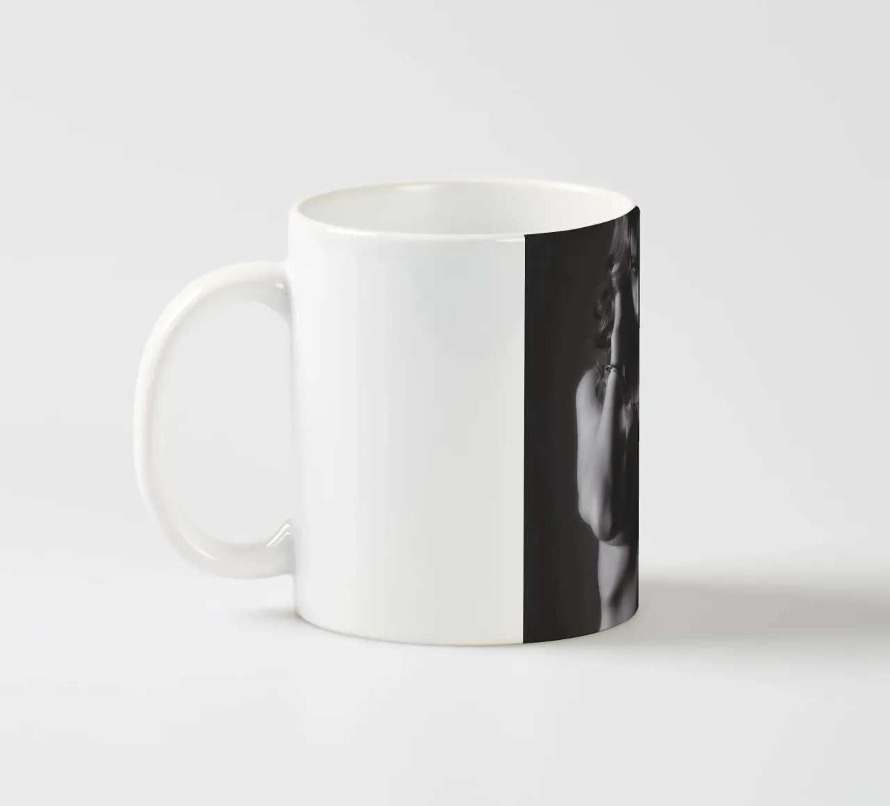 Livvy Cuffed Mono tazza in ceramica da Dave Hare Photography