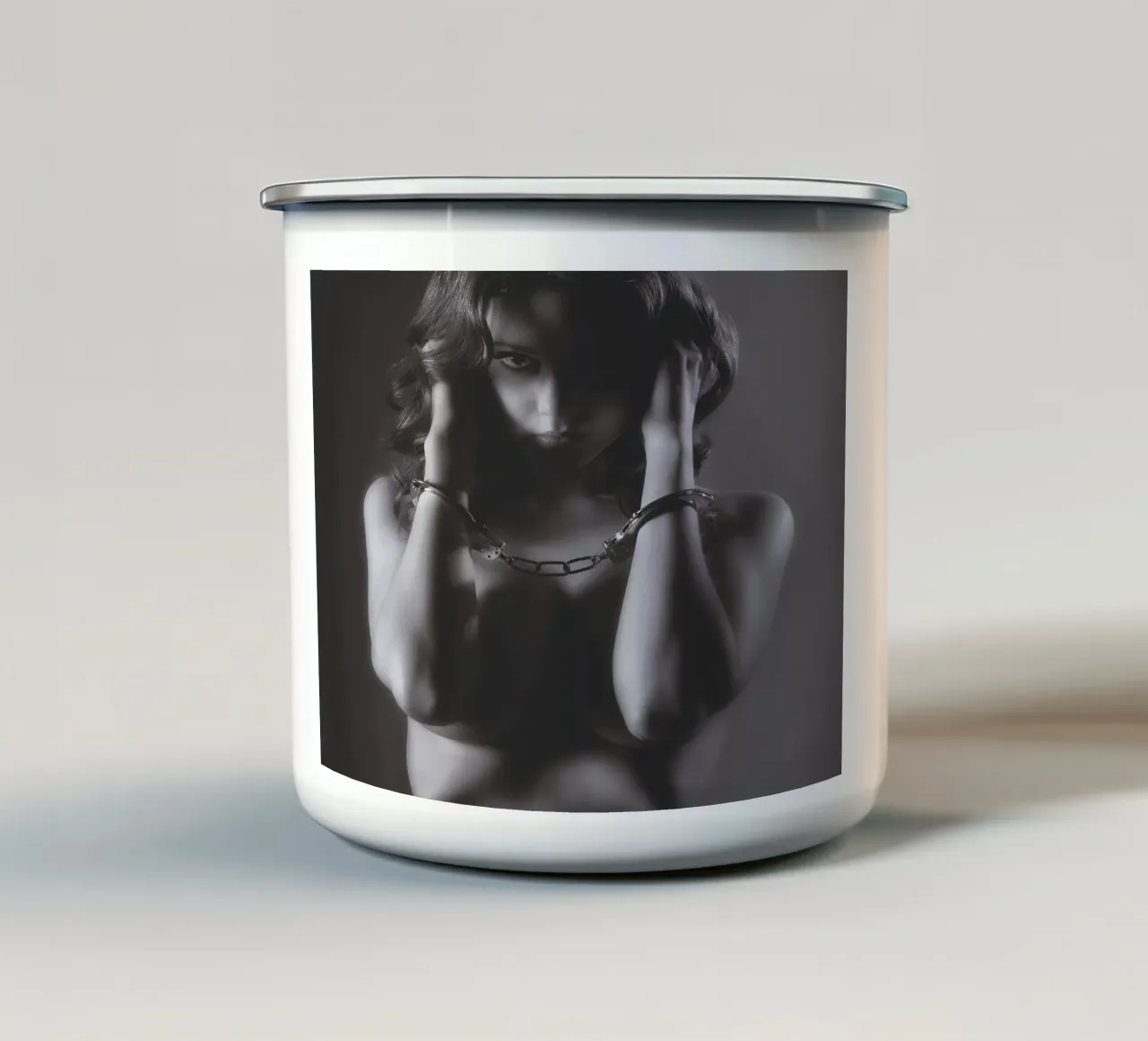 Livvy Cuffed Mono tazza in smalto da Dave Hare Photography