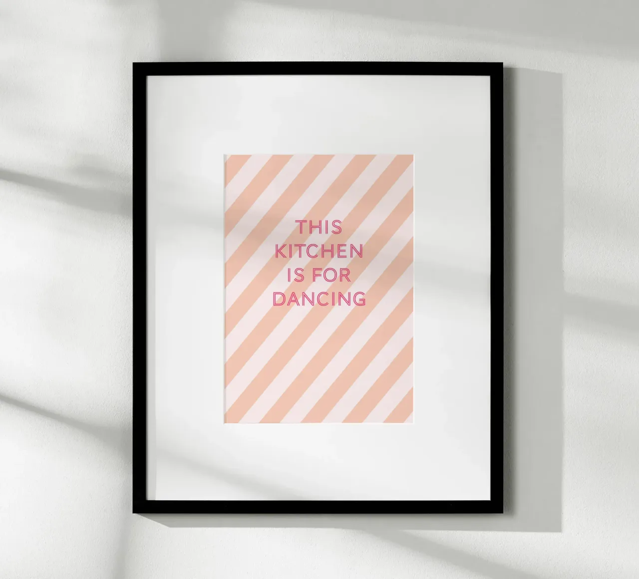 „This Kitchen is for Dancing“ poster con telaio in legno da Poster Print Studio