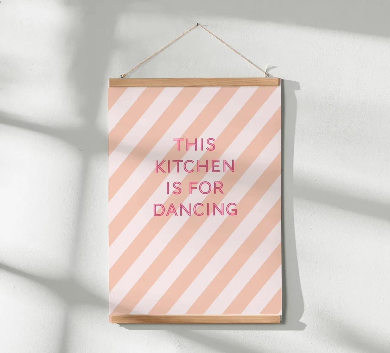 „This Kitchen is for Dancing“ poster con telaio in legno da Poster Print Studio