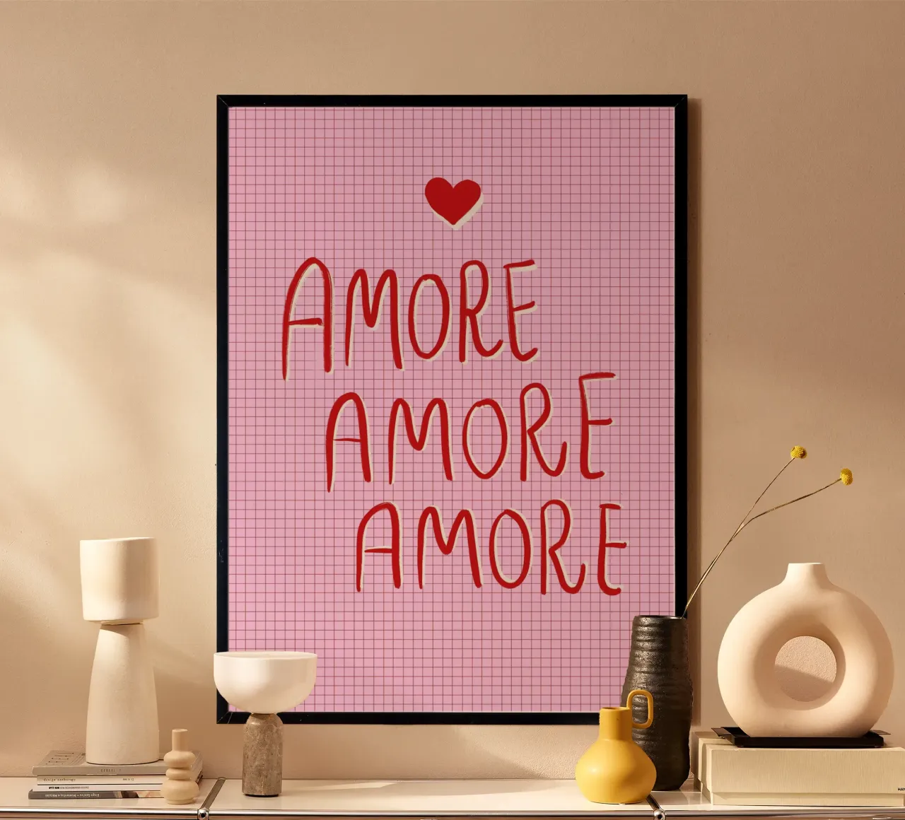 „Amore Amore Amore“ – Romantisches Poster für deine Wand poster con telaio in legno da Poster Print Studio