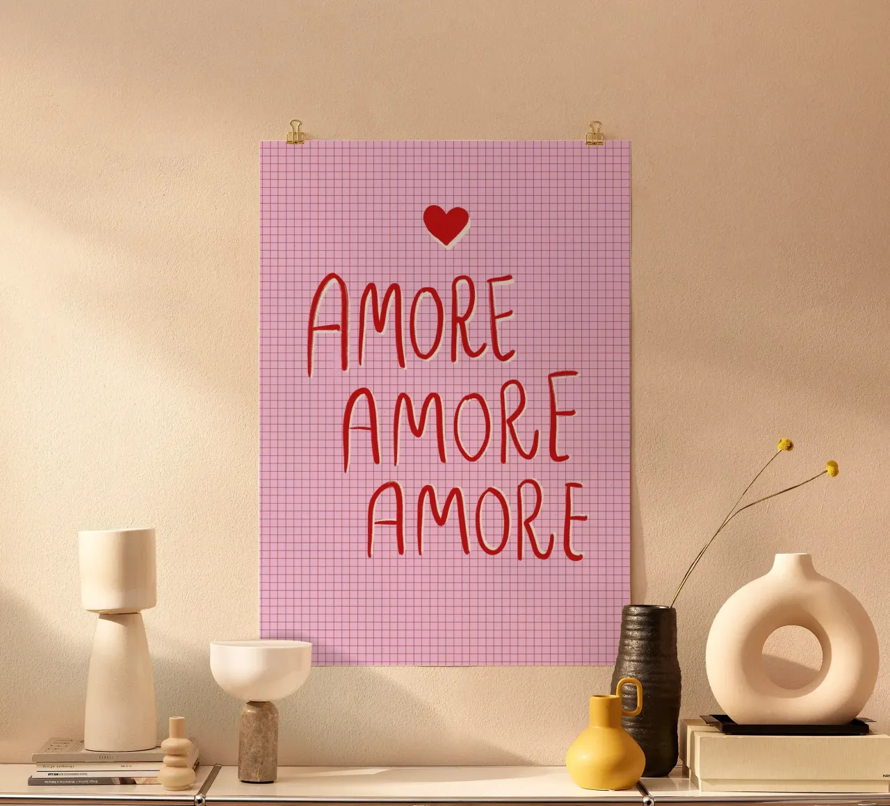 „Amore Amore Amore“ – Romantisches Poster für deine Wand poster con telaio in legno da Poster Print Studio
