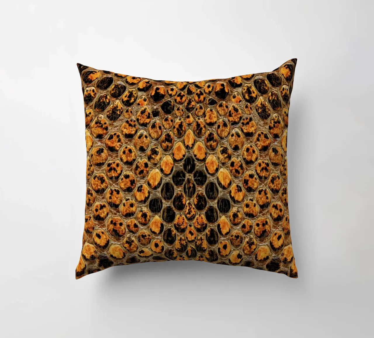 Snake Pattern Kissen von Curious Collections by Marielle Leenders