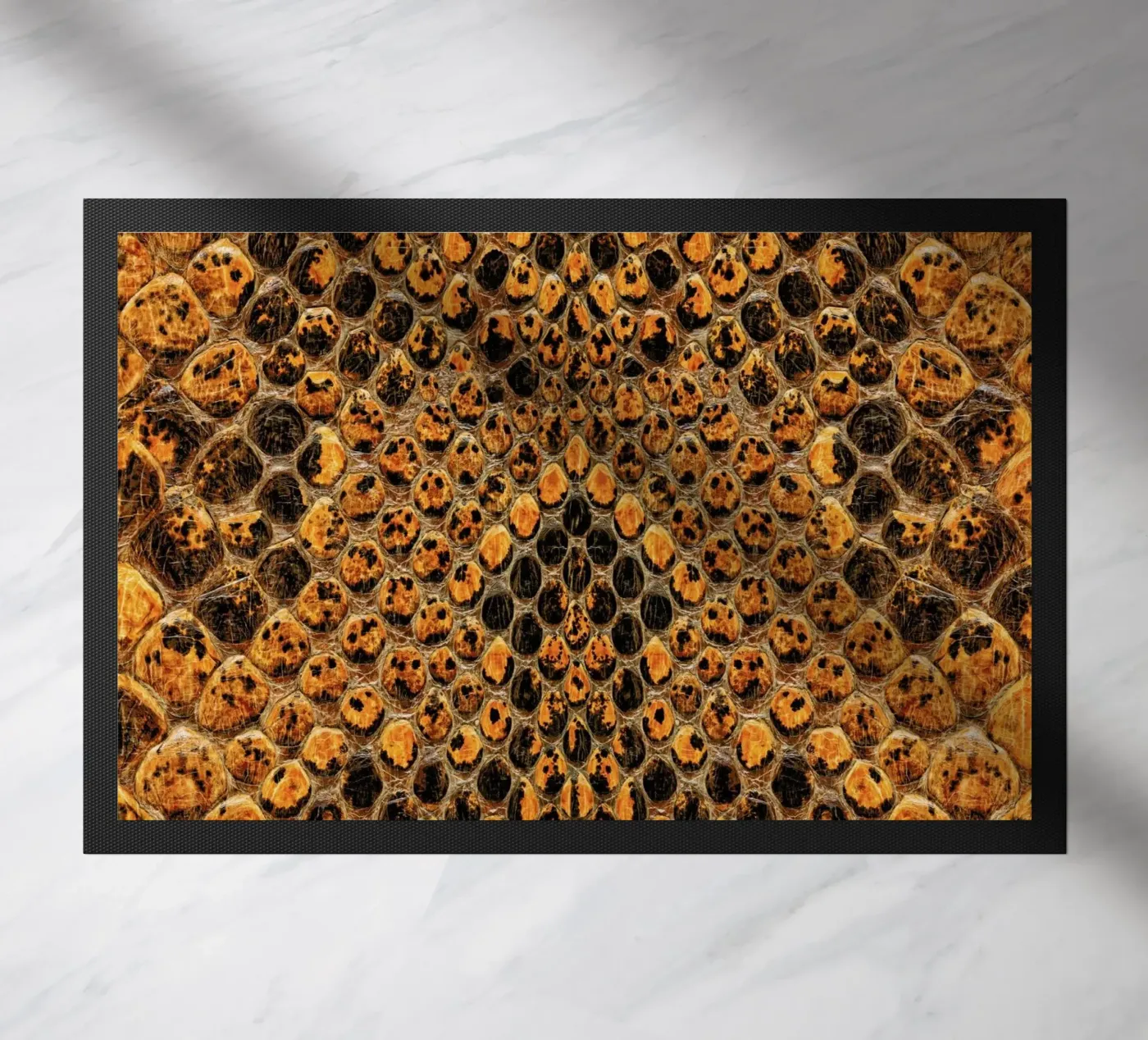 Snake Pattern Fußmatte von Curious Collections by Marielle Leenders