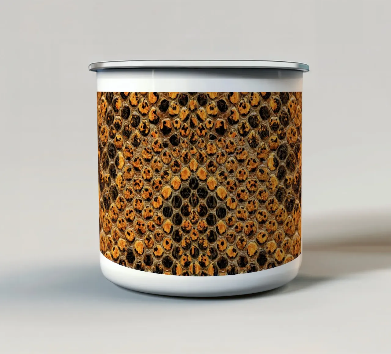 Snake Pattern tazza in smalto da Curious Collections by Marielle Leenders