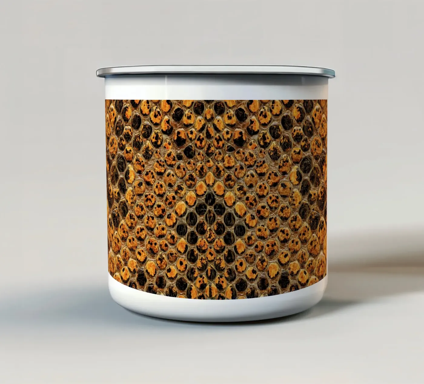 Snake Pattern tazza in smalto da Curious Collections by Marielle Leenders