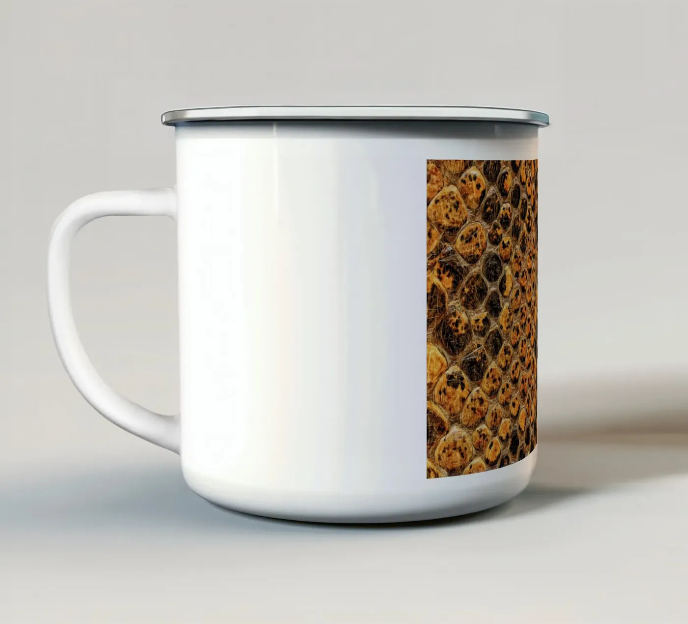 Snake Pattern emaille mok van Curious Collections by Marielle Leenders