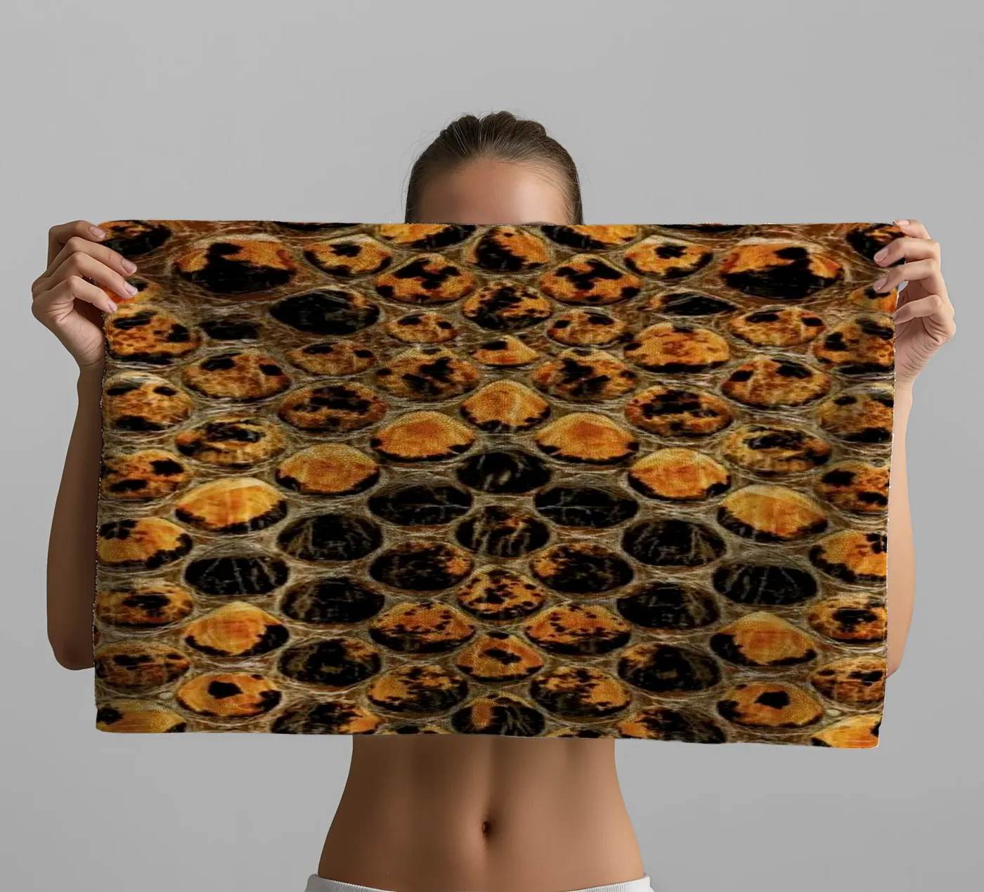 Snake Pattern asciugamano da bagno da Curious Collections by Marielle Leenders