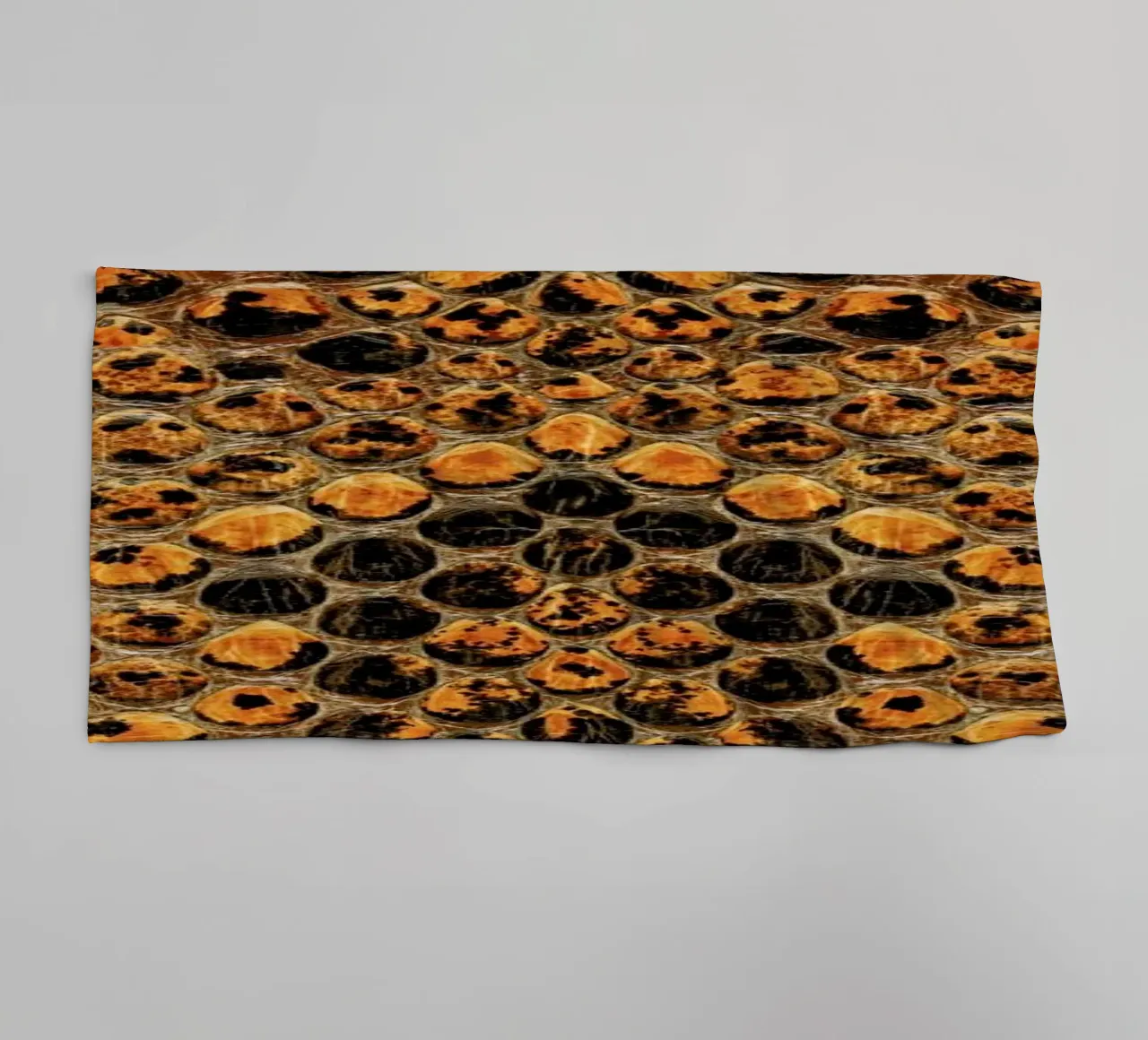 Snake Pattern asciugamano da bagno da Curious Collections by Marielle Leenders