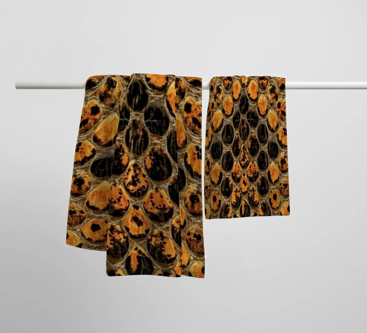 Snake Pattern asciugamano da bagno da Curious Collections by Marielle Leenders