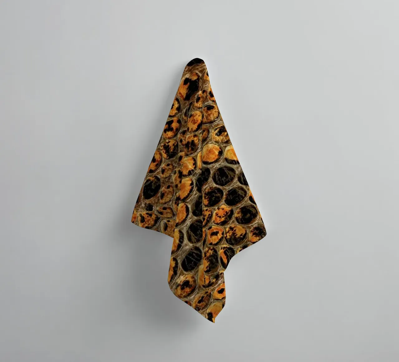 Snake Pattern asciugamano da bagno da Curious Collections by Marielle Leenders