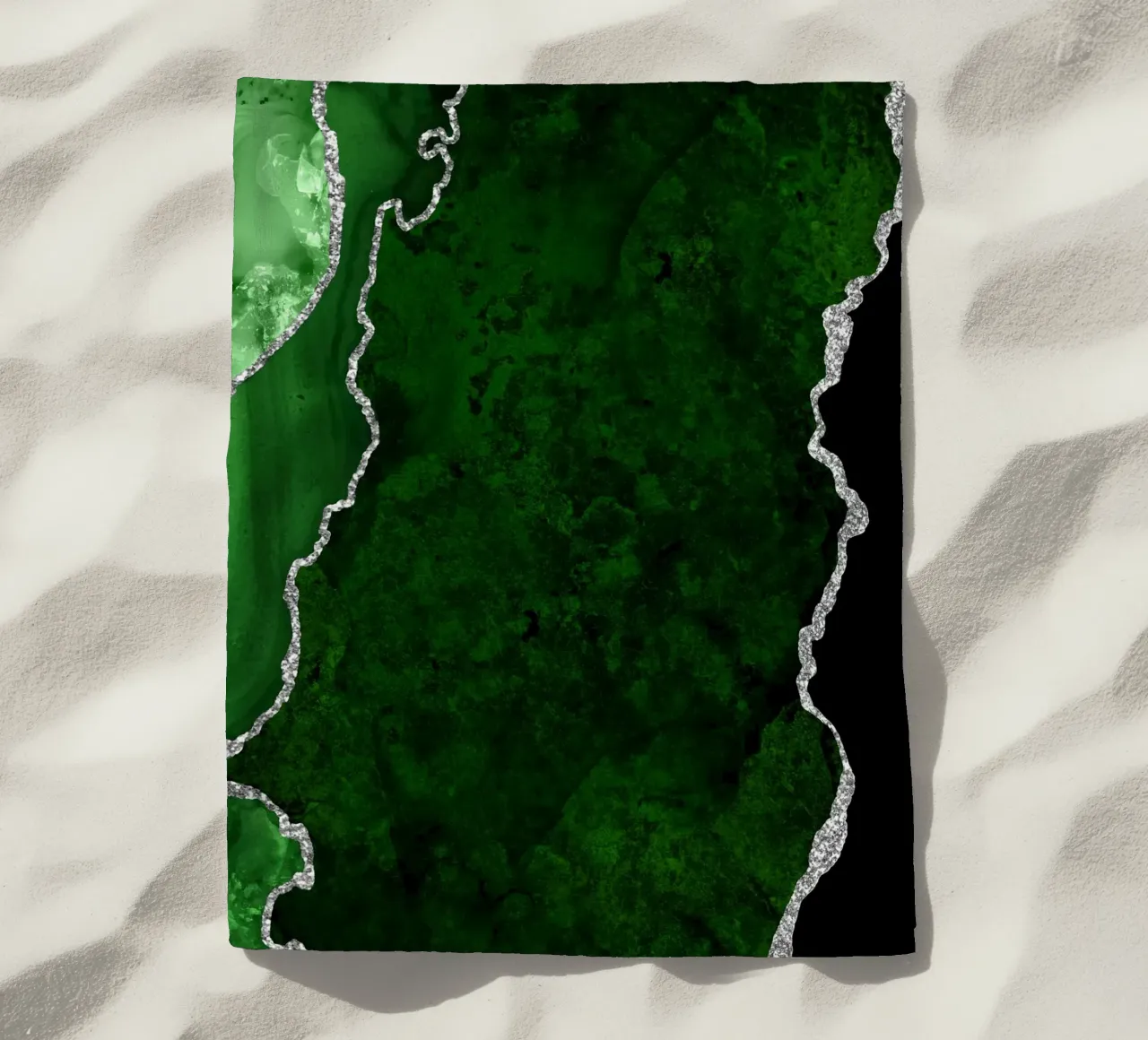 Grüner & silberner Achat Textur 01 Strandtuch von Gemstone Textures