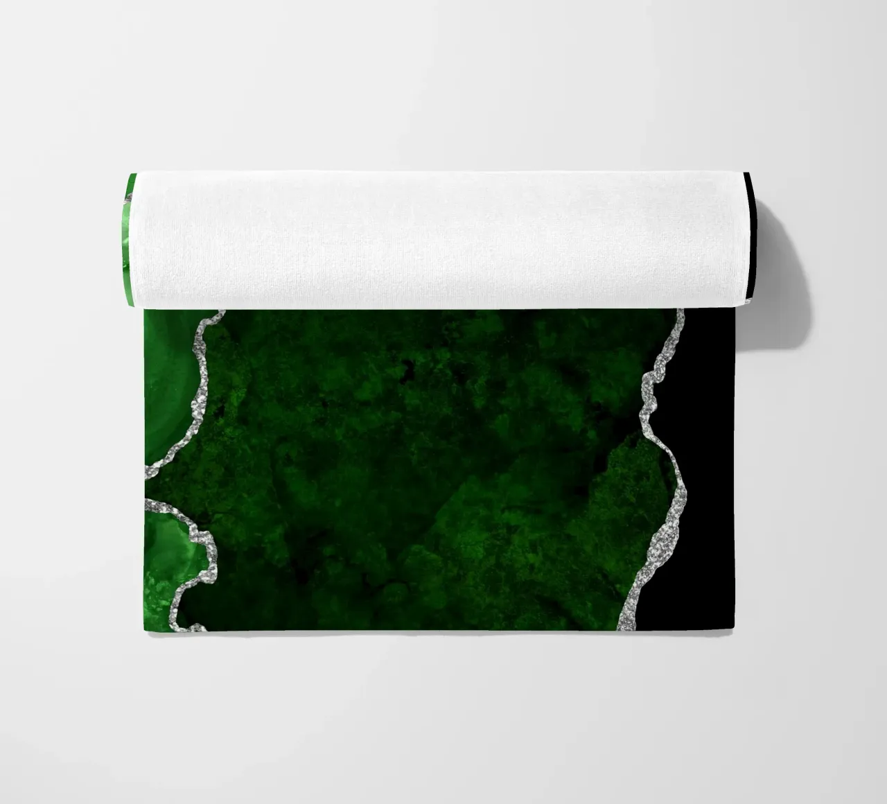 Grüner & silberner Achat Textur 01 Strandtuch von Gemstone Textures
