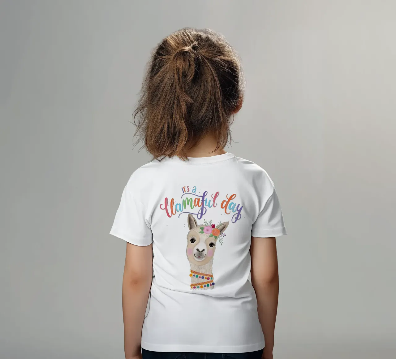 C'est un jour llamaful. Des lettres colorées et un llama joyeux t-shirt enfant de CalliLetters