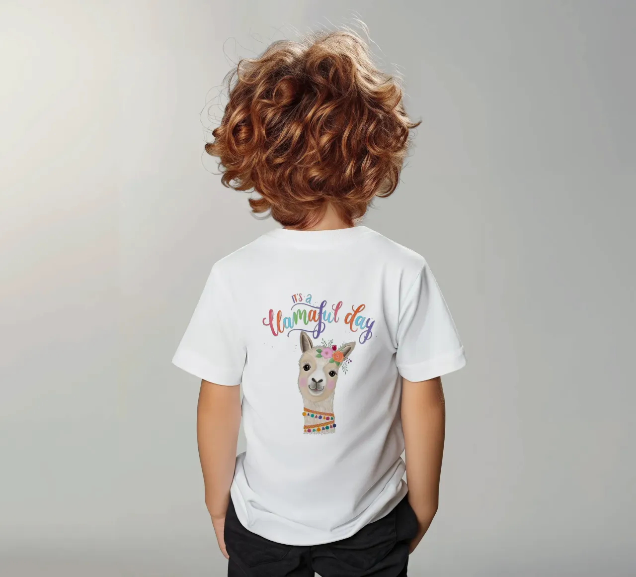 C'est un jour llamaful. Des lettres colorées et un llama joyeux t-shirt enfant de CalliLetters