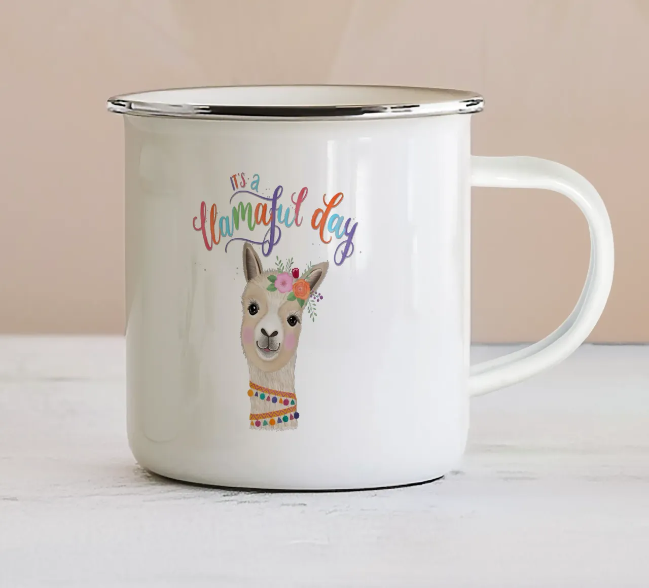 È un giorno pieno di lama. Lettere colorate e lama felici tazza in smalto da CalliLetters