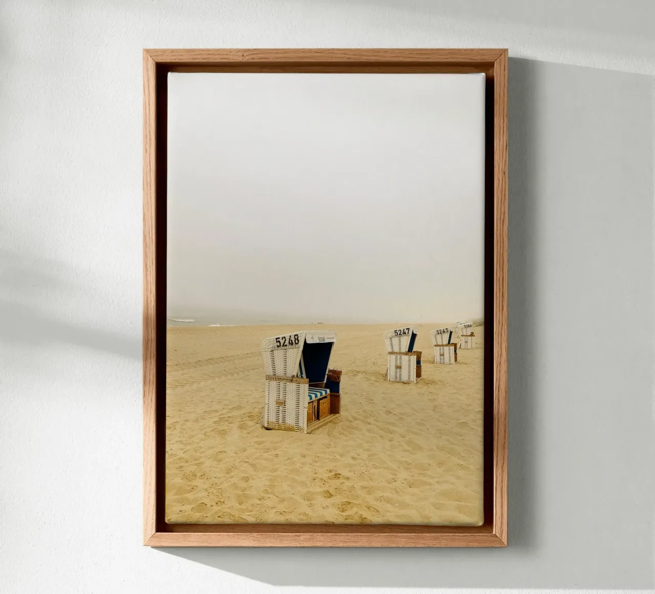 Strandkorb Leinwand mit Schattenfugenrahmen von Kudamm & Alpen
