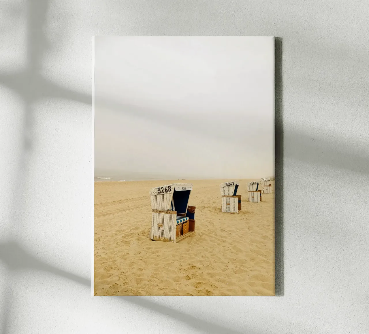 Strandkorb Leinwand mit Schattenfugenrahmen von Kudamm & Alpen