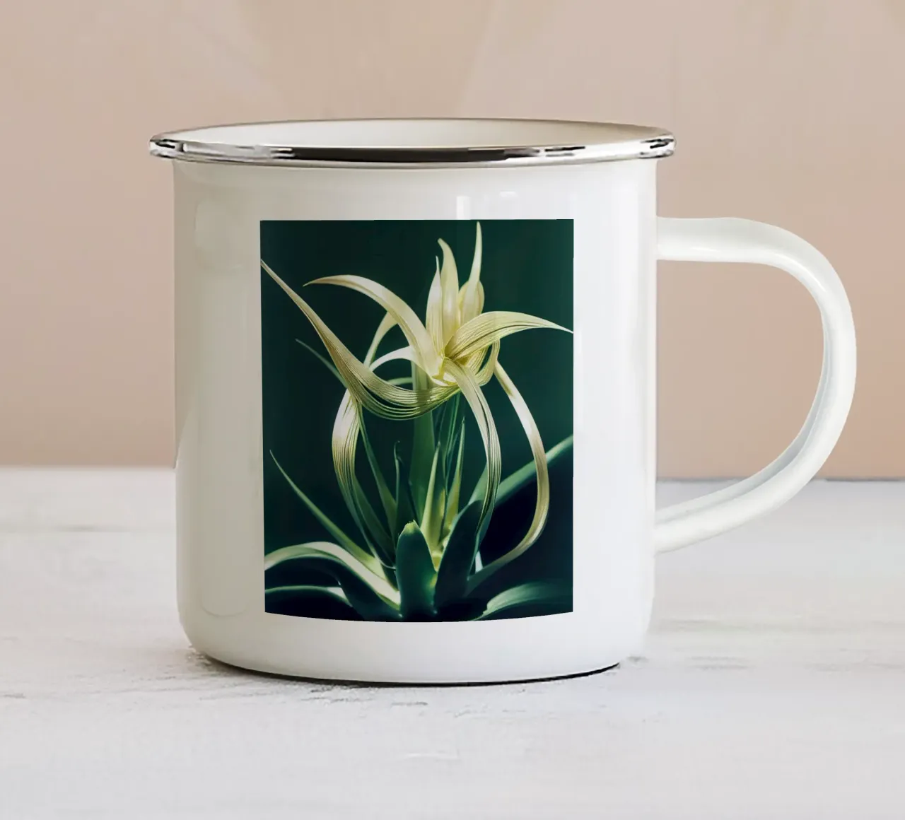 Macro fiore di Aloe Vera tazza in smalto da Bold Blooms