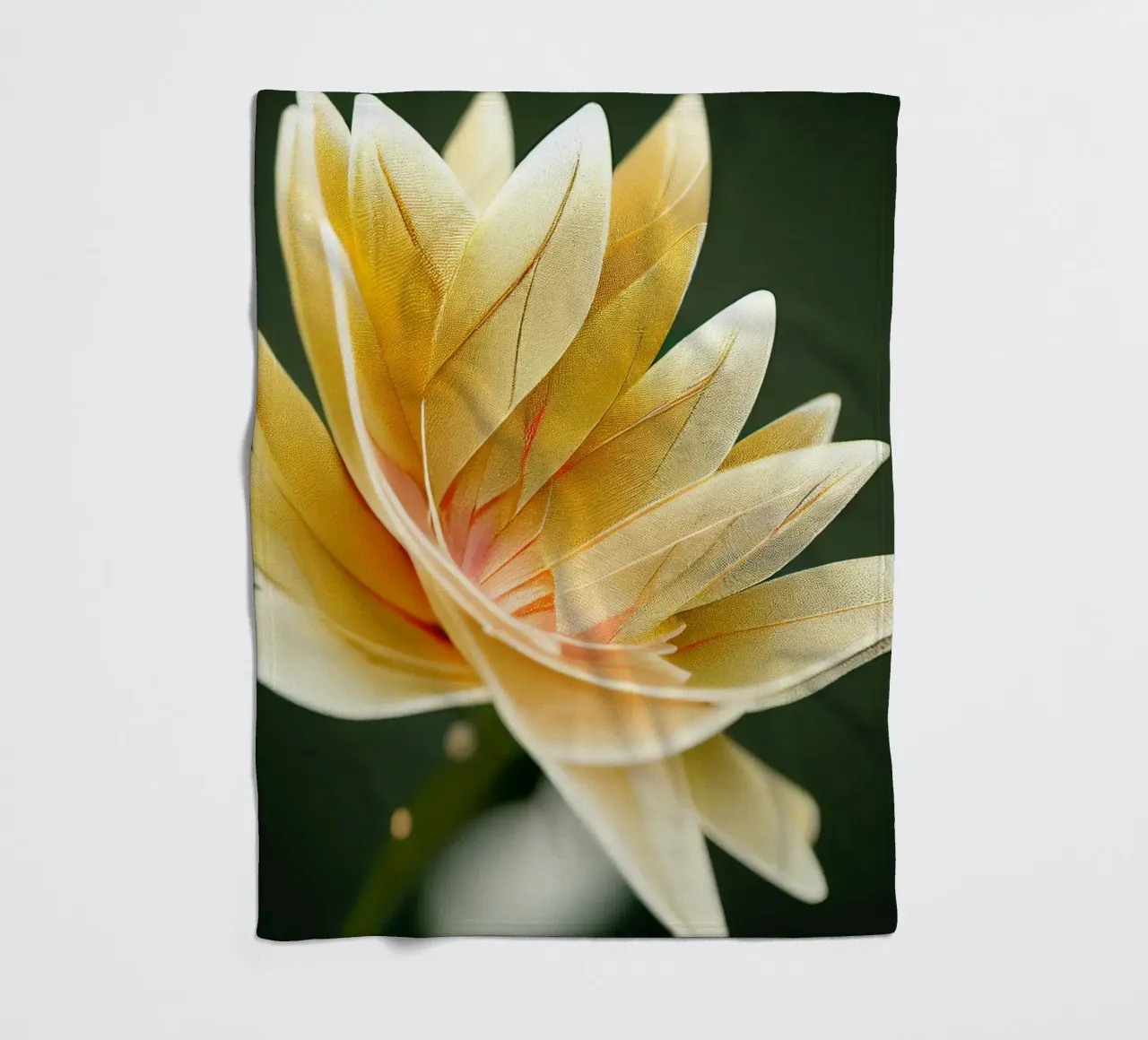 Fiore Macro Ashok coperta in pile da Bold Blooms