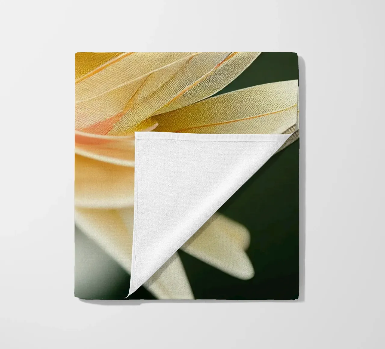Flor Macro Ashok toalla de playa de Bold Blooms