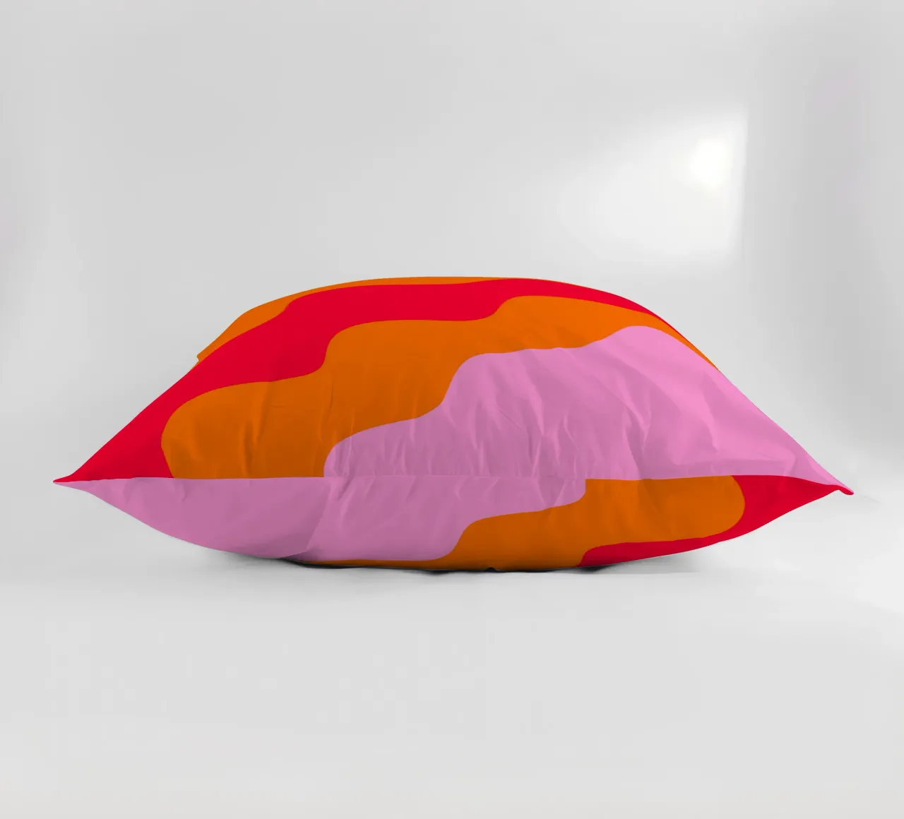 Kleurblok golvende vormen roze, rood, oranje kussen van Wackapacka